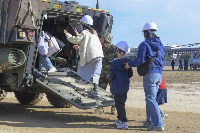 ▲ 2025 포항 해병대 문화축제가 지난 15일과 16일 양일간 성황리에 열린 가운데, 어린이와 가족들이 K808에 탑승하는 모습. 해병대 1사단 제공