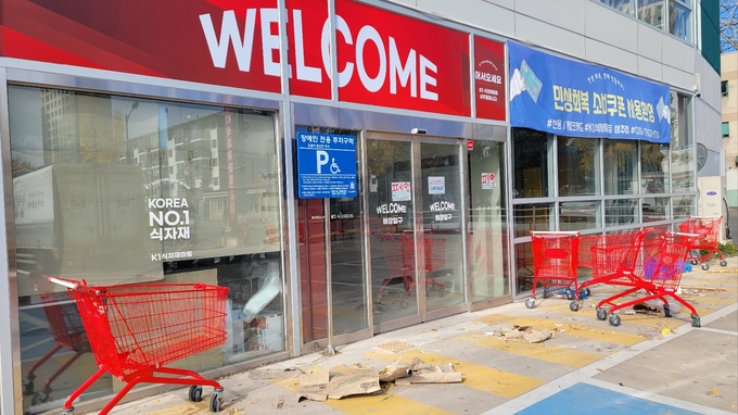 ▲ 최근 대구경북 유통업체인 K1 식자재 마트가 부도처리되자 지역 유통망과 고용기반을 동시에 흔들 수 있다는 지적이 나오고 있다. 사진은 17일 오전 폐업 영업종료라는 안내 문구가 붙여져 있는 상주점 입구 모습. 김범진기자
