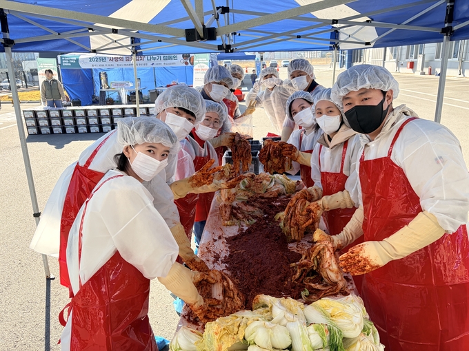 ▲ ㈜크로바케미칼 임직원은 15일 경산2공장에서 제일기독종합사회복지관과 함께 사랑의 김장김치를 담그고 있다. 제일기독종합사회복지관