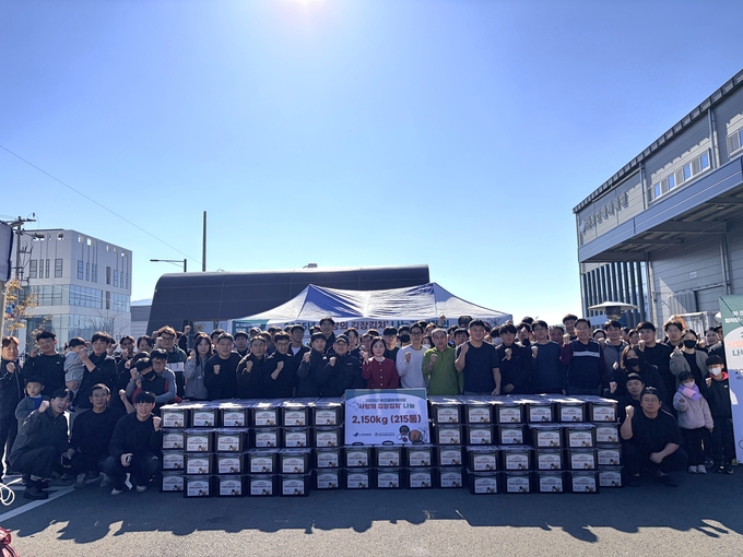 ▲ ㈜크로바케미칼은 15일 경산2공장에서 제일기독종합사회복지관과 함께 ‘사랑의 김장김치 나누기’ 행사를 열고 기념촬영을 하고 있다. 제일기독종합사회복지관