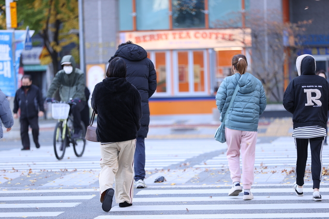▲ 17일 오전 기온이 낮아지고 찬 바람이 강하게 불면서 대구지역이 초겨울 날씨를 보인 가운데 대구 달서구 죽전네거리 인근에서 시민들이 두터운 옷차림을 하고 이동하고 있다.김영환 기자yhk@kyongbuk.com