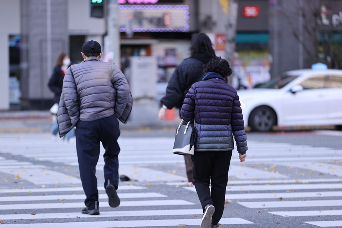 ▲ 17일 오전 기온이 낮아지고 찬 바람이 강하게 불면서 대구지역이 초겨울 날씨를 보인 가운데 대구 달서구 죽전네거리 인근 횡단보도에서 시민들이 두터운 옷차림을 하고 이동하고 있다.김영환 기자yhk@kyongbuk.com