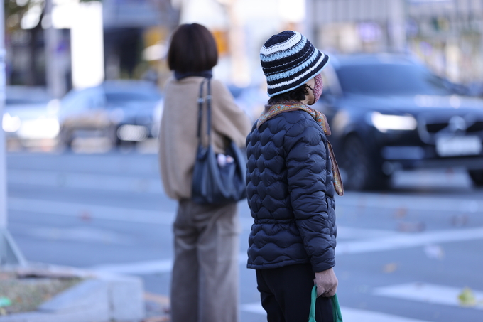 ▲ 17일 오전 기온이 낮아지고 찬 바람이 강하게 불면서 대구지역이 초겨울 날씨를 보인 가운데 대구 달서구 죽전네거리 인근에서 시민들이 두터운 옷차림을 하고 서 있다.김영환 기자yhk@kyongbuk.com
