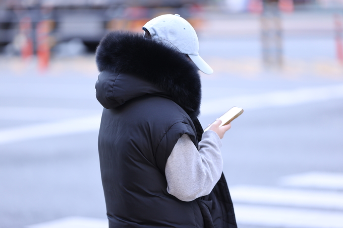 ▲ 17일 오전 기온이 낮아지고 찬 바람이 강하게 불면서 대구지역이 초겨울 날씨를 보인 가운데 대구 달서구 죽전네거리 인근에서 한 시민이 두터운 옷차림을 하고 서 있다.김영환 기자yhk@kyongbuk.com