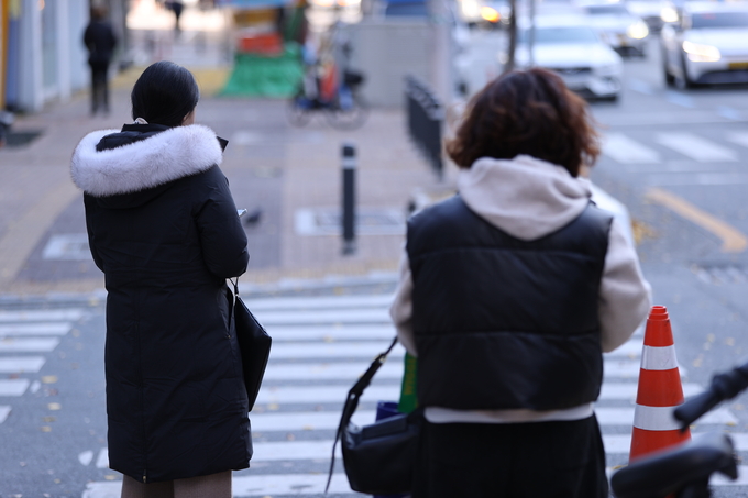 ▲ 17일 오전 기온이 낮아지고 찬 바람이 강하게 불면서 대구지역이 초겨울 날씨를 보인 가운데 대구 달서구 죽전네거리 인근에서 시민들이 두터운 옷차림을 하고 서 있다.김영환 기자yhk@kyongbuk.com