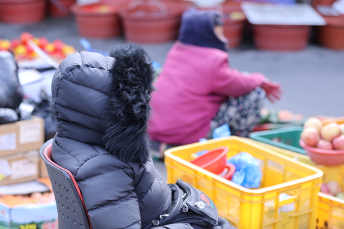 ▲ 17일 오전 기온이 낮아지고 찬 바람이 강하게 불면서 대구지역이 초겨울 날씨를 보인 가운데 대구 북구 칠성시장의 한 상인이 두터운 옷차림을 하고 있다.김영환 기자yhk@kyongbuk.com