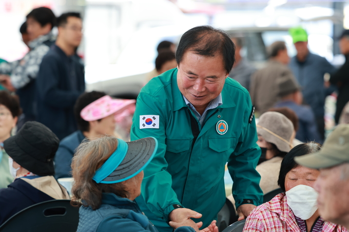 ▲ 권태준 청송군의회 의원이 주민들의 불편사항을 직접 듣기 위해 시장을 찾아 주민들과 소통하고 있다.