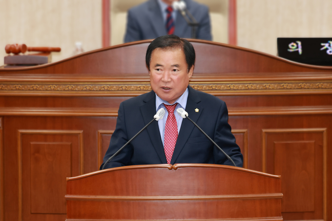 ▲ 청송군의회 권태준 의원이 정례회 기간 중 발언을 이어가고 있다.