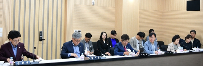 ▲ 지난 6월 열린 제4차 본회의-주요업무보고에서 나영완 의원이 집행부에 질문을 하고 있다.