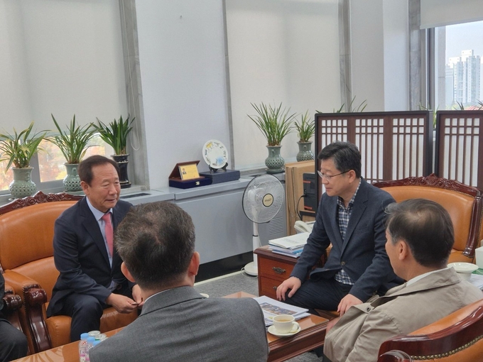 ▲ 박현국(왼쪽) 봉화군수가 국회 예결위를 방문, 지역 현안사항을 건의하고 있다.