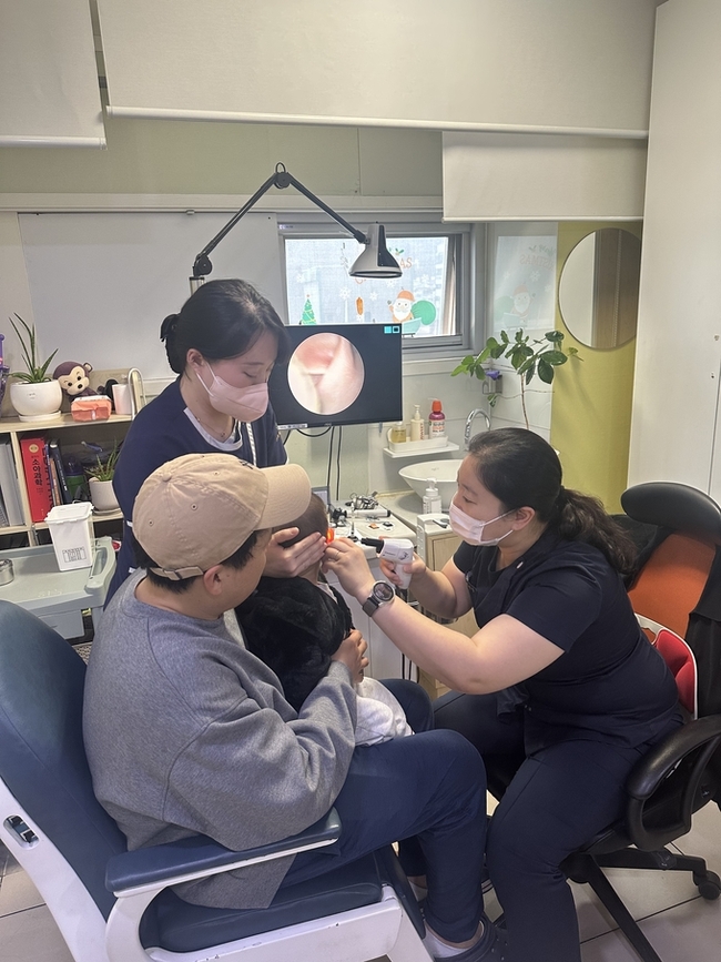 ▲ 형곡연합소아청소년과의원 김은정 선생이 소아 진료를 하고있다.