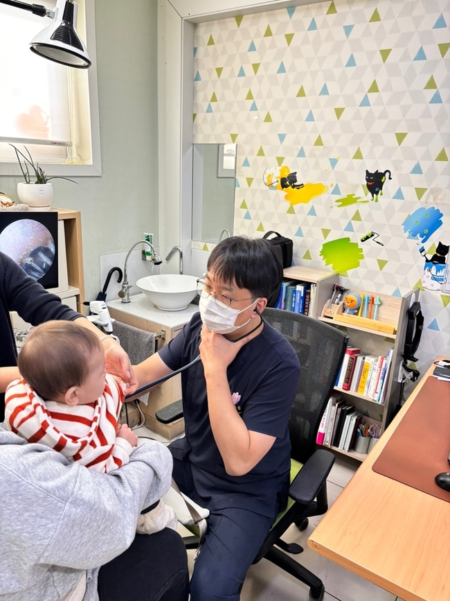 ▲ 형곡연합소아청소년과의원 조희철 원장이 소아의 진료를 보고있다.