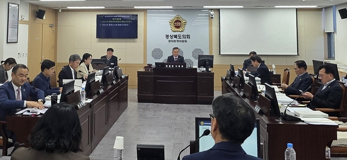 ▲ 17일 경북도의회 문화관광위원회가 문화관광체육국에 대한 행정사무감사를 하고 있다.