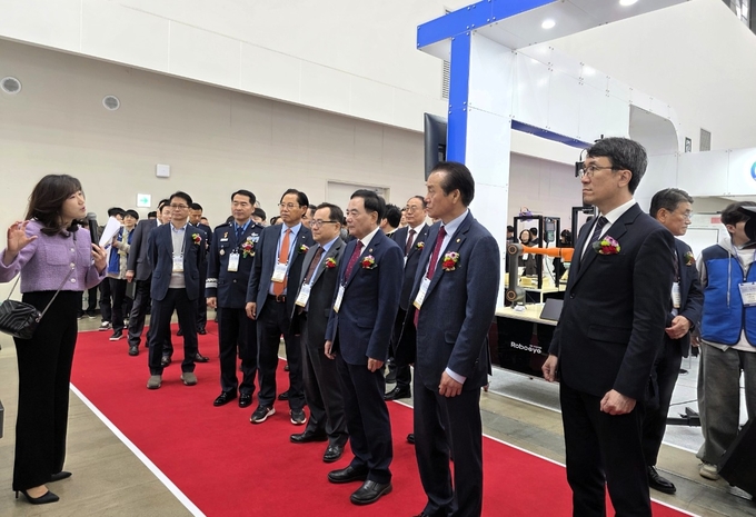 ▲ 대구 EXCO 동관에서 열리고 있는 국제첨단소재부품산업전에 경북도·대구시 관계자들이 전시회에 참여한 기업 관계자로부터 설명을 듣고 있다. 경북도 제공
