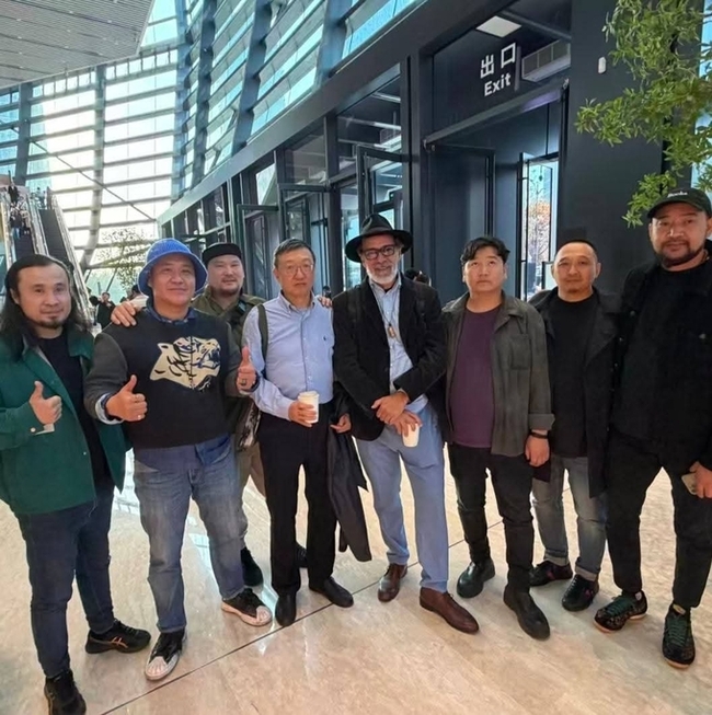 ▲ (좌측부터) 몽골 블루선 현대미술센터 감독 나르바야스갈(Narbaysgalan Ulambayr), 칠곡문화예술위원회 서세승 위원장, 몽골 블루선 현대미술센터 대표 솔롱고 바트사이한(Soyolsaikhan Batsaikhan), 중국 저명한 평론가 구전칭(顾振清, Gu Zhenqing), 쿠바 아바나 비엔날레 관계자, 작가 시지르바타르(Shijirbaatar artist), 작가 히식수렌(Khishigsuren.B), 바타르조리그(Baatarzorig.B).