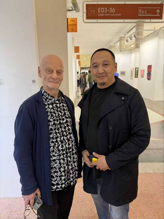 ▲ 세계적인 컬렉터 울리 시그(Uli Sigg)와 작가 히식수렌(Khishigsuren.B)이 대화하고 있다.