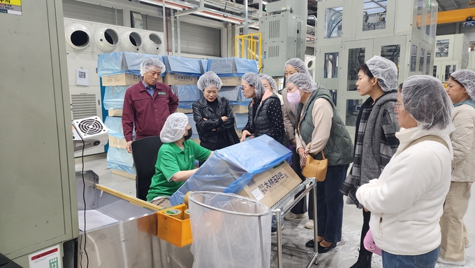 ▲ 경력단절여성을 대상으로 한 ‘2025년 김천시 우수기업체 견학프로그램’ 에 참여자들이  ㈜대림프라콘 현장 관계자들로부터 제조과정 설명을 듣고 있다.