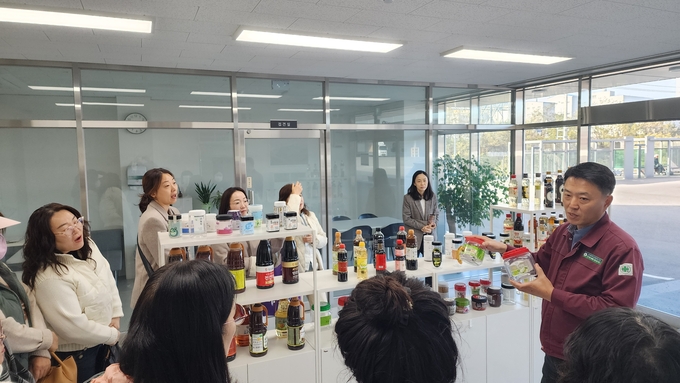 ▲ 경력단절여성을 대상으로 한 ‘2025년 김천시 우수기업체 견학프로그램’ 에 참여자들이  ㈜대림프라콘 관게자로부터 설명을 듣고 있다.