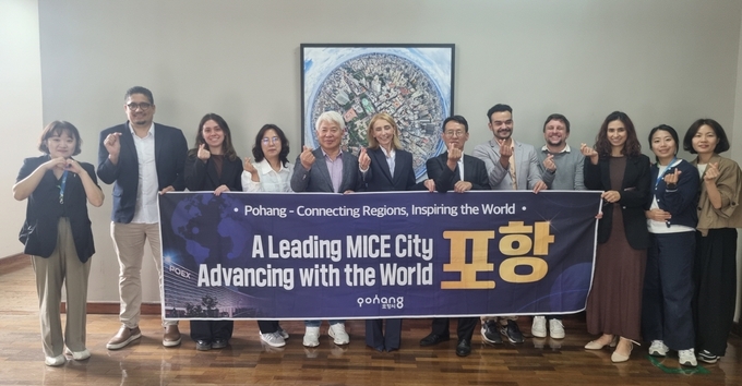 ▲ 지난 12일부터 13일까지 브라질 경제 중심도시 상파울루를 찾아 포항 MICE 산업의 글로벌 경쟁력 강화를 위한 협력 논의를 이어갔다.
 상파울루시 안젤라 간드라(Angela Gandra) 국제협력부 서기관 외 국제행사 관련 부서 관계자 간담회 모습