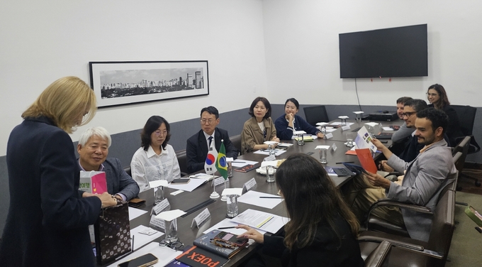 ▲ 지난 12일부터 13일까지 브라질 경제 중심도시 상파울루를 찾아 포항 MICE 산업의 글로벌 경쟁력 강화를 위한 협력 논의를 이어갔다.
 상파울루시 안젤라 간드라(Angela Gandra) 국제협력부 서기관 외 국제행사 관련 부서 관계자 간담회 모습