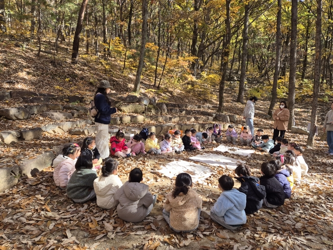▲ 11일 한국산림복지진흥원 국립칠곡숲체원 토리유아숲체험원에서 ‘아자아자 프로젝트’ 유아숲교육 진행되고 있다. 한국산림복지진흥원 국립칠곡숲체원 제공