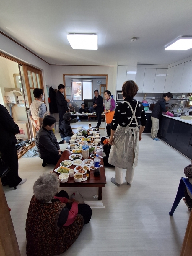 ▲ 군위군 군위읍은 17일 시설 개보수와 기능 보강을 완료한 광현2리 경로당에서 잔치를 열고있다. 군위군