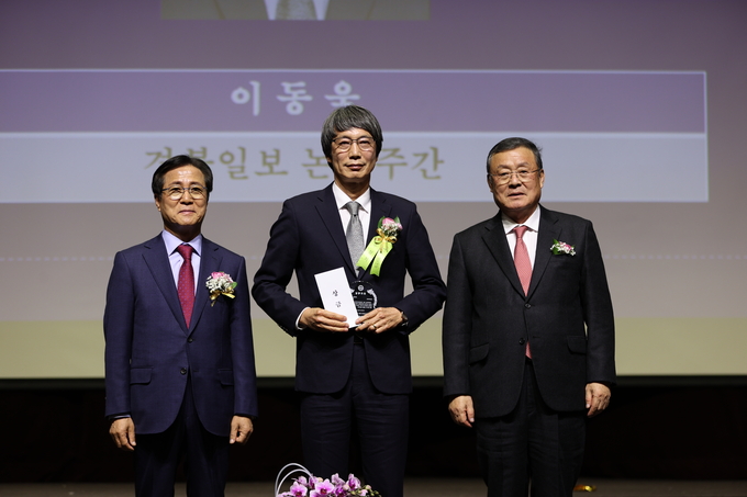 ▲ 사단법인 금오회가 18일 인터불고 엑스코호텔에서 제51회 금오대상 시상식을 열었다. 방송언론부문에 이동욱 경북일보 논설주간이 수상하고 있다. 왼쪽부터 성달표 금오회 회장, 이동욱 논설주간, 한국선 경북일보 사장. 김영환 기자yhk@kyongbuk.com