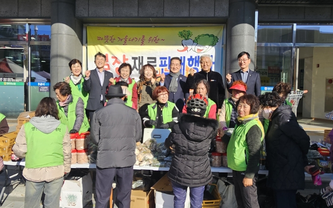 ▲ 지난 17일 영천농협 여성대학 총동창회는 영천농협 본점에서 ‘2025년 김장재료 판매행사’를 열고 시민들에게 할인 판매하고 있다. 영천농협 제공