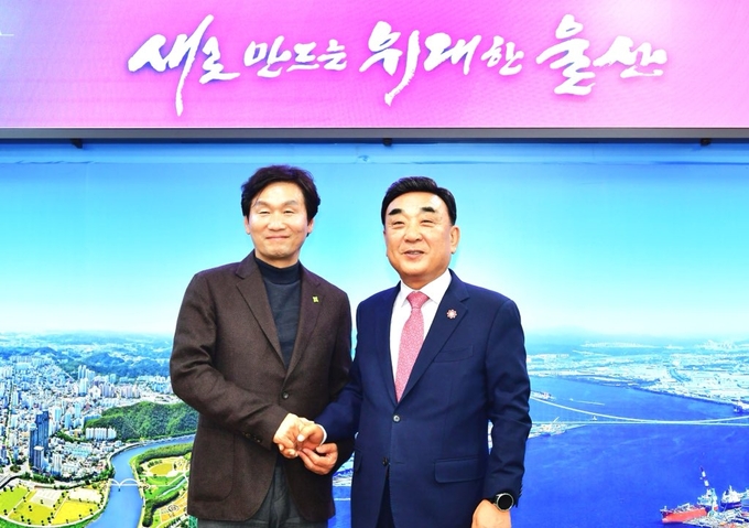 ▲ 조현일 경산시장(왼쪽)과 김두겸 울산시장(오른쪽)이 17일 만나 ‘경산~울산 간 고속도로 건설’ 사업의 국가계획 확정을 위해 양 지방자치단체가 공동으로 대응해 나가기로 공식 합의했다. 경산시.