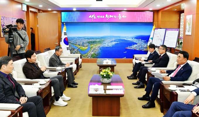 ▲ 경산시(왼쪽)와 울산시(오른쪽) 관계자들이  ‘경산~울산 간 고속도로 건설’ 사업 공동 대응과 관련, 협의를 하고 있다. 경산시.