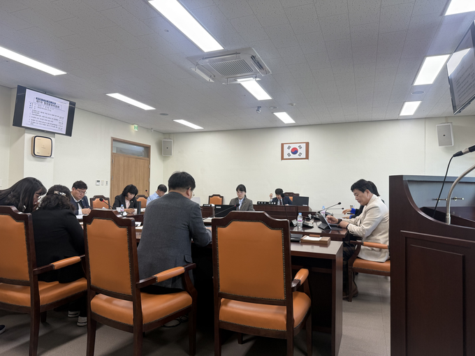 ▲ 대구 북구의회 행정문화위원회가  18일 오전 ‘국우동 행정복지센터 신축에 따른 공유재산 관리 변경계획안’ 등 조례안을 심의하고 있다. 이유경 기자