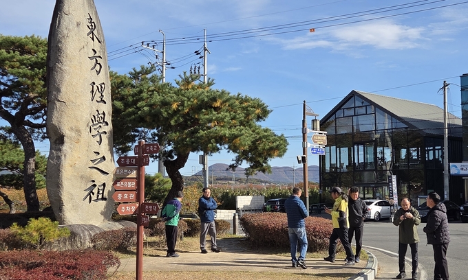 ▲ 방문객들이 ‘동방이학지조’  송탑비를 둘러보고 있다.