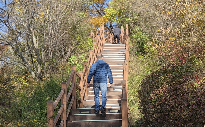 ▲ 방문객들이 조옹대를 오르고 있다.