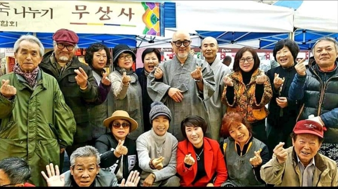 ▲ 포항 무상사에서 열린 행사에서 관계자들과 기념촬영하는 마웅 주지스님 모습. 마웅스님 제공