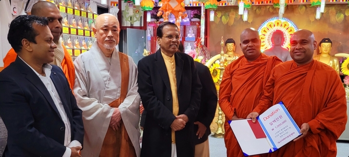 ▲ 포항 무상사 마웅 주지스님이 진신불사리를 절에 모시는 과정 중 스리랑카 관계자들과 함께 한 모습. 마웅스님 제공