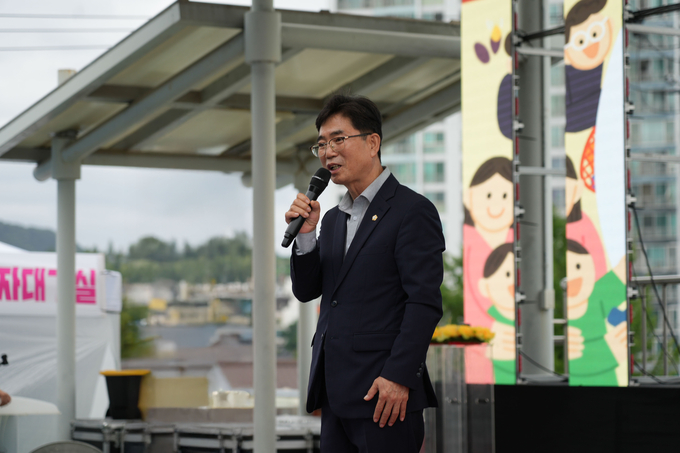 ▲ 이영기 의원이 영천 공설시장 개설 70주년 고객사은대잔치에서 인사말을 하고 있다.