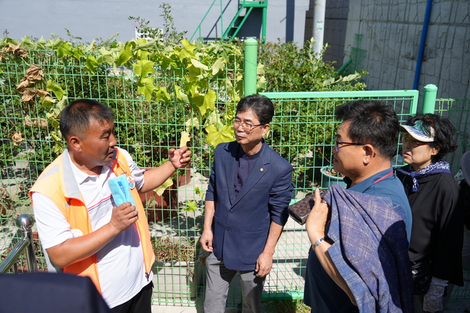 ▲ 빈집활용을 위해 부산 봉산마을 골목길을 찾은 이영기 영천시의원.