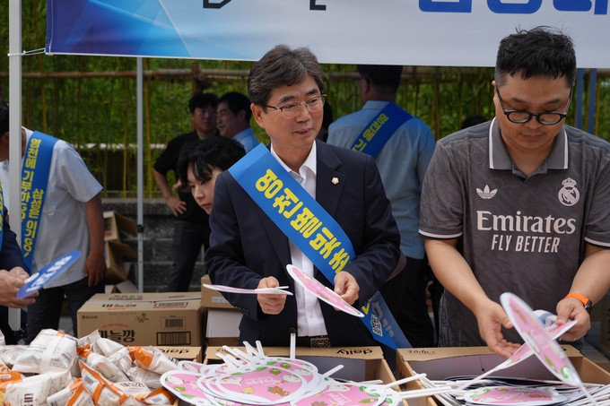 ▲ 이영기 영천시의원이 삼성라이온즈파크에서 영천시 홍보의 날 행사를 가지고 있다.