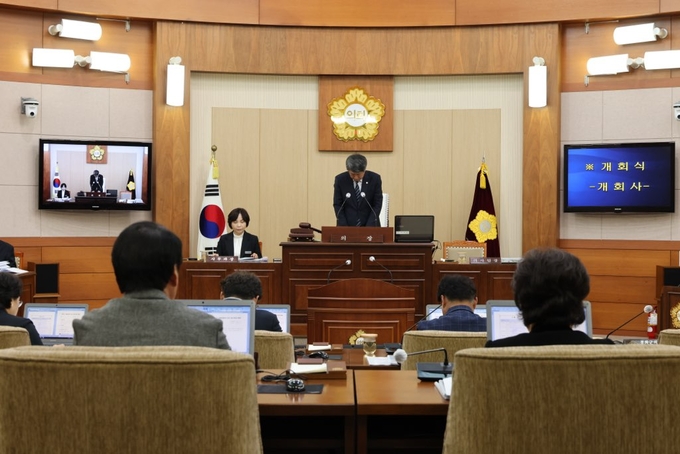 ▲ 금동윤 봉화군의회 부의장이 19일 열린 제276회 정례회에서 개회사를 하고 있다.