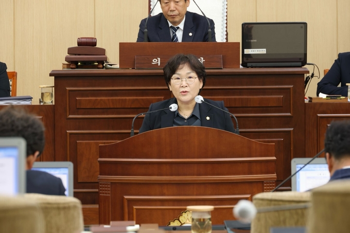 ▲ 봉화군의회 김옥랑 의원이 제276회 정례회 제1차 본회의에서 5분 자유발언을 통해 축산악취와 봉화읍 도촌리 지역의 복합 환경오염 문제에 대한 행정의 미흡한 대응을 강하게 지적하며, 실효성 있는 종합대책 마련을 촉구했다.