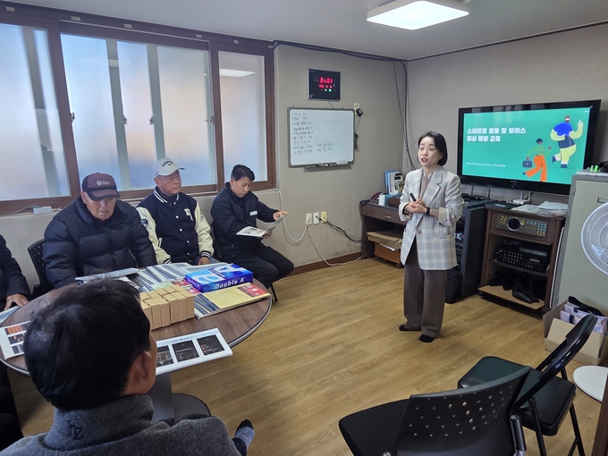 ▲ 대구 군위군 삼국유사면 주민자치위원회가 19일 화북4리 마을회관에서 고령층의 디지털 활용능력 향상과 보이스피싱 등 범죄예방을 위해 ‘마을 순회 스마트폰 교육’을  하고있다. 군위군