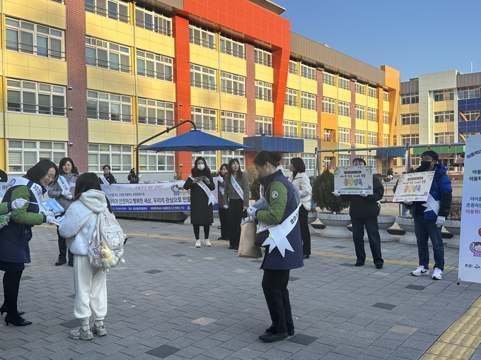 ▲ 경산교육지원청은 19일 아침, 경산동부초등학교 등교 시간에 경산경찰서, 경산시청, 녹색어머니연합회 등 관계기관과 함께 어린이 약취·유인 및 아동학대 예방 합동 캠페인을 실시했다. 경산교육지원청.