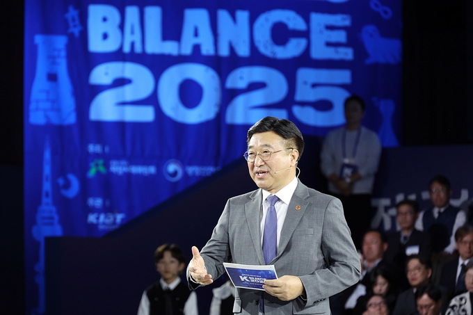 ▲ 윤호중 행정안전부 장관이 19일 울산전시컨벤션센터에서 열린 2025 대한민국 지방시대 엑스포 지방자치 및 균형발전의 날 기념식에서 지방자치 미래비전 발표를 하고 있다.연합