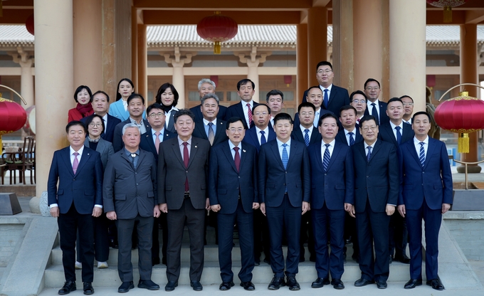 ▲ 중국 둔황시를 방문한 주낙영 경주시장(앞줄 가운데)과 경주시 대표단이 18일 둔황시청 앞에서 둔황시 주요 인사들과 기념촬영을 하고 있다. 경주시