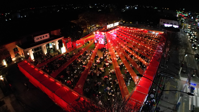 ▲ 지난 14일부터 16일까지 경주문화관 1918에서 열린 ‘2025 윈터포차라이트 in 경주’에 총 1만 6000명의 시민과 관광객이 찾으면서 성황을 이뤘다. 사진은 2025 윈터포차라이트 in 경주가 열린 경주문화관 1918 광장 전경. 경주시