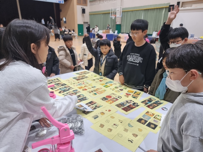 ▲ 울릉초등학교(교장 강천원)는 18일 다목적실과 꿈나루관에서 전교생과 학부모가 함께 참여하는 ‘2025학년도 나눔의 날’을 열어 학교 공동체가 함께 배우고 나누는 의미 있는 하루를 만들었다. 사진 울릉교육지원청