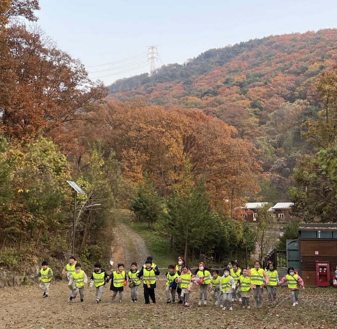 ▲ 프로그램에 참여한 어린이들이 국립칠곡숲체원 토리유아숲체험원에서 ‘스스로를 지키는 표현 외치기’ 활동을 하고 있다. 한국산림복지진흥원 국립칠곡숲체원 제공