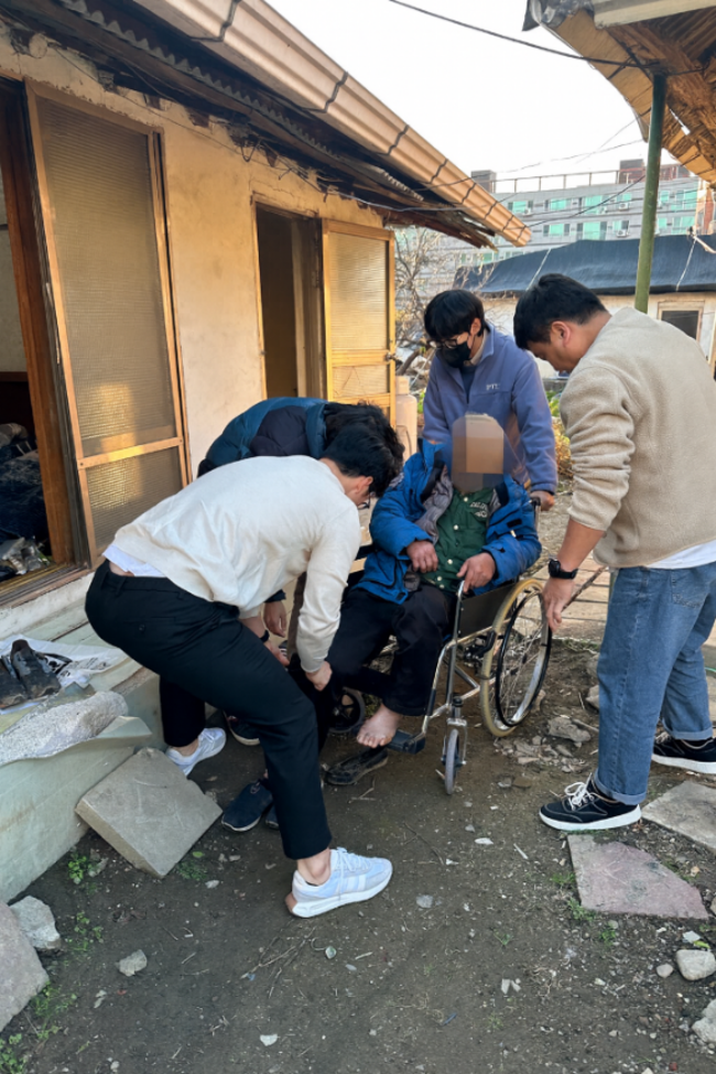 ▲ 군위군 군위읍 찾아가는 보건복지팀 직원들이 18일 오후 3시께  군위읍에 사는 어르신 댁(73)을 방문해 병원으로 이송하고 있다.  군위군
