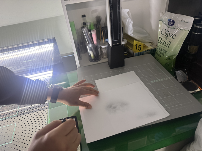 ▲ 대구경찰청 과학수사계 관계자가 지문 채취 과정을 시연하고 있다. 이유경 기자