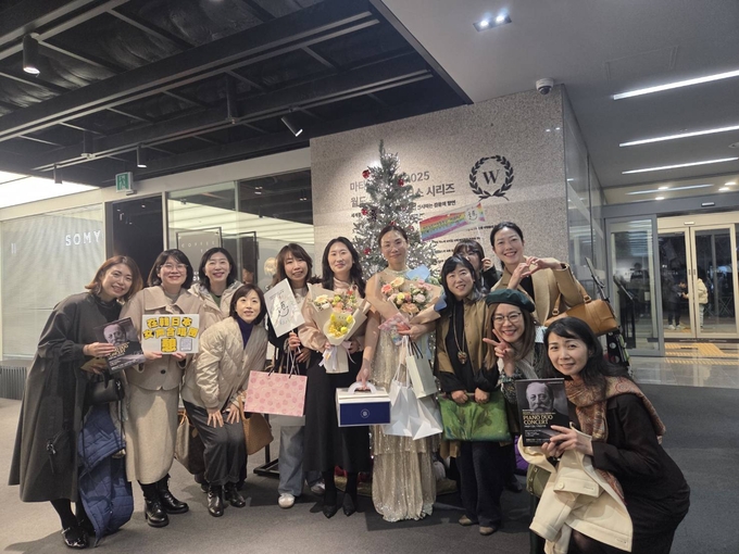 ▲ 지난 16일 열린 한일수교 60주년 기념 공연에 참여한 연주자들이 한자리에 모여 기념촬영을 하고 있다. 사진 오금선 피아니스트.